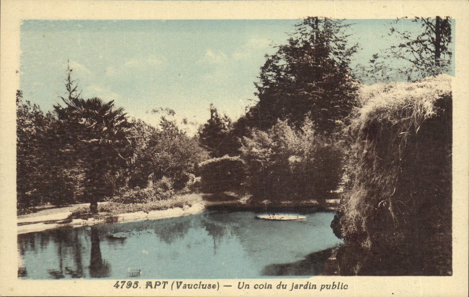 POSTAL Apartamento de la VENDIMIA una esquina del jardín público