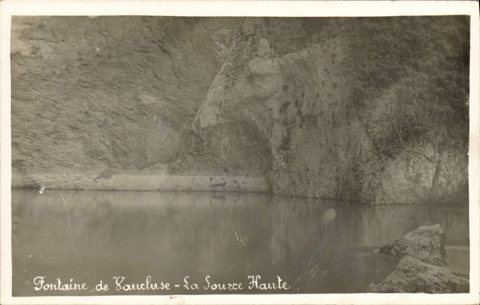 VINTAGE POSTCARD Fountain of Vaucluse the high Source