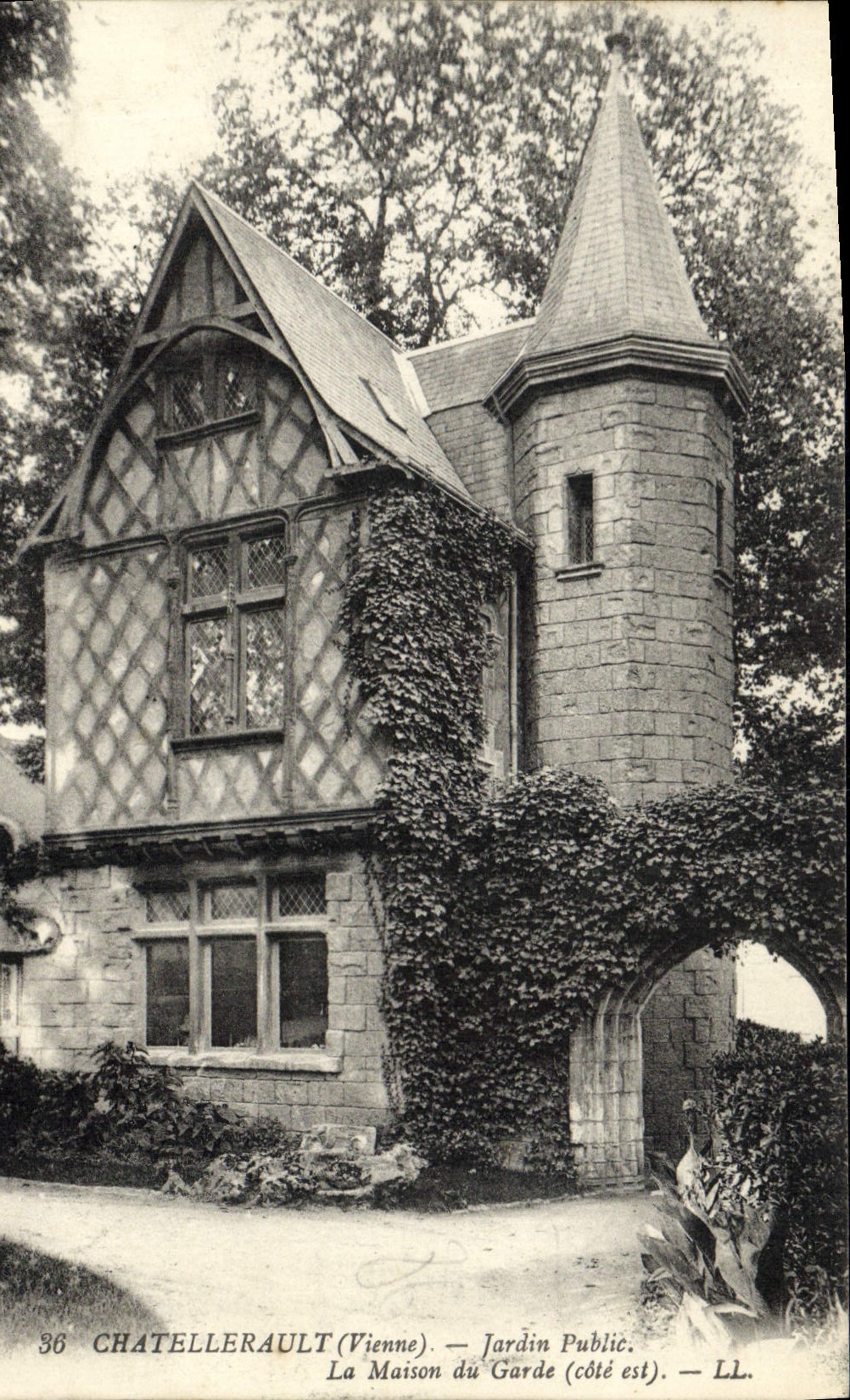 CPA Chatellerault Jardin Public La Maison du Garde