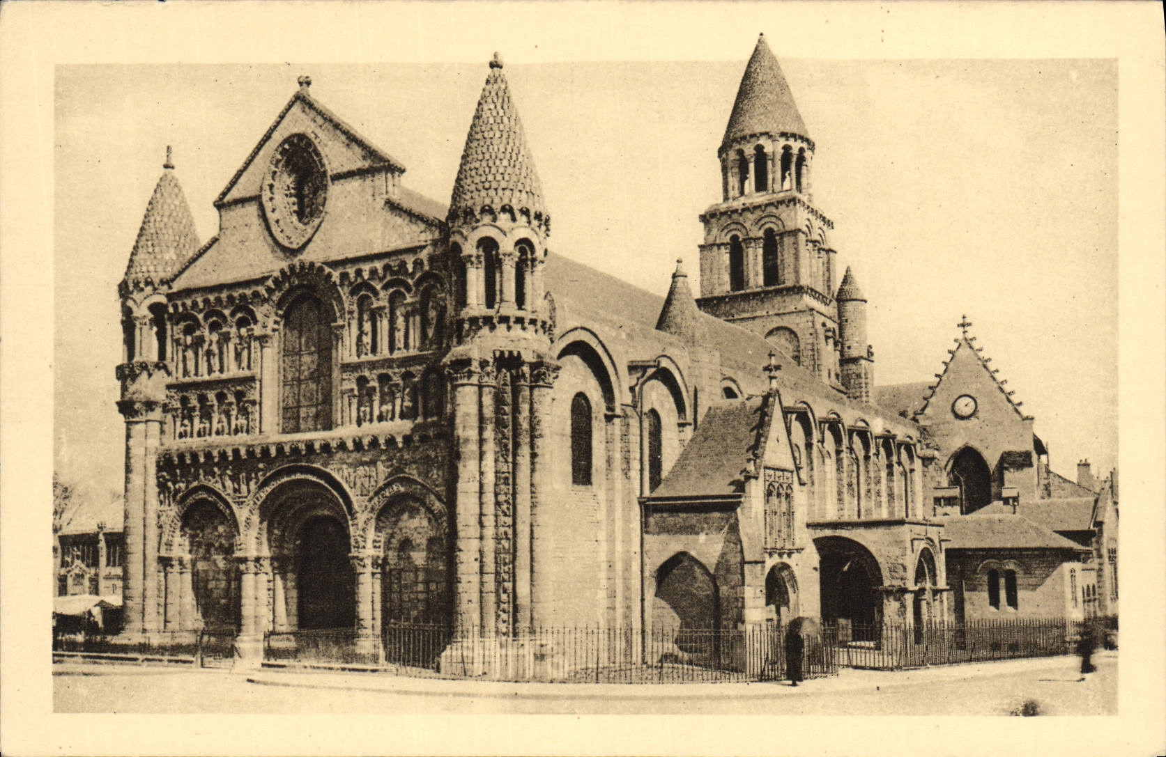 CPA Poitiers Eglise Notre Dame la Grande