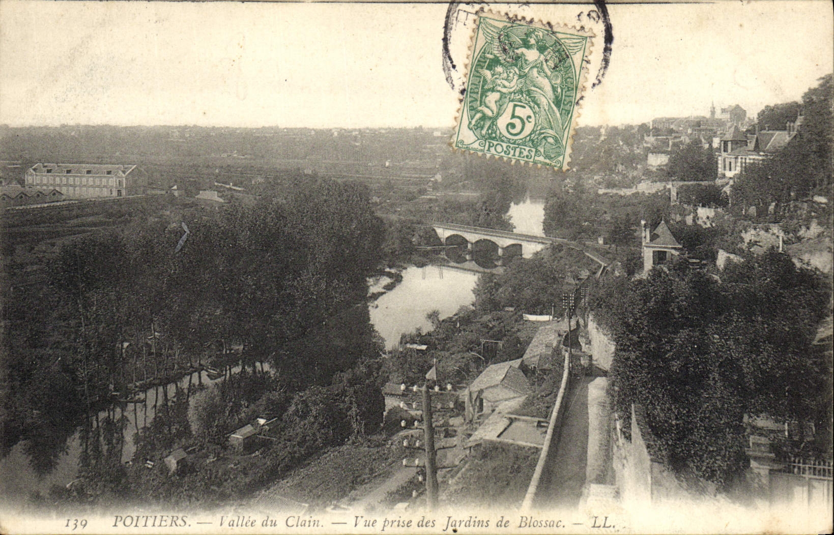 CPA Poitiers Vallee du Clain Vue Prise des Jardins de Blossac