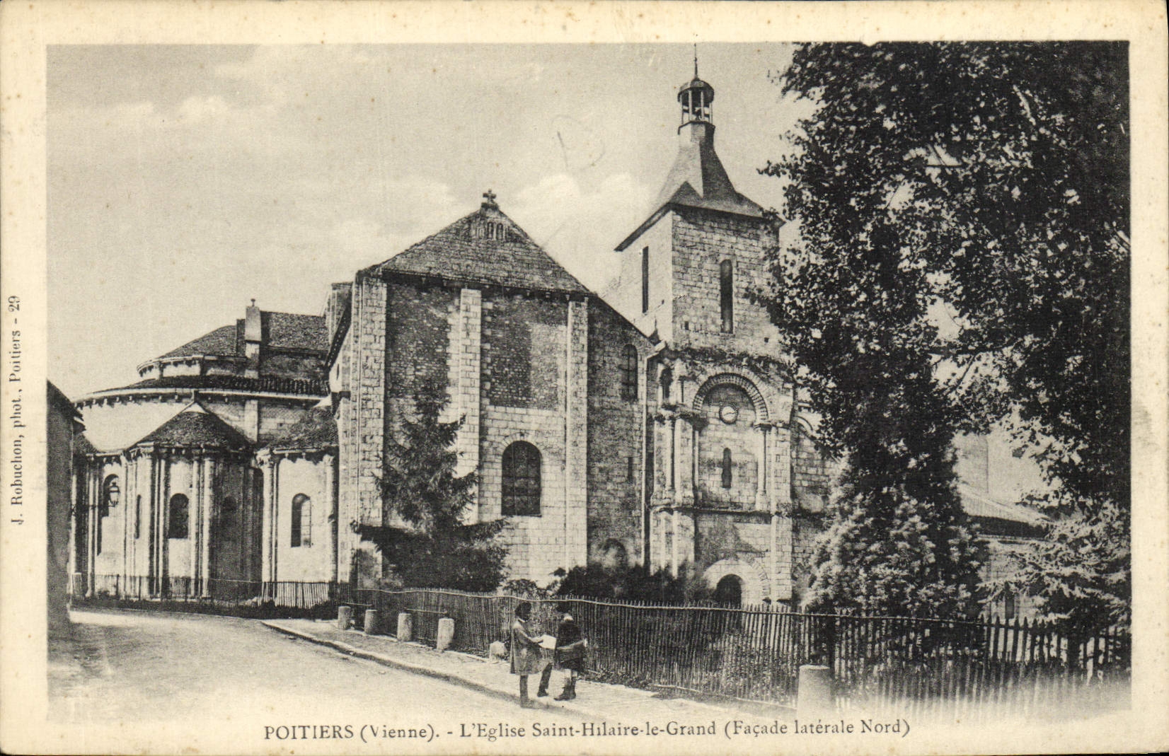 CPA Poitiers L'Eglise Saint Hilaire le Grand Facade laterale Nord