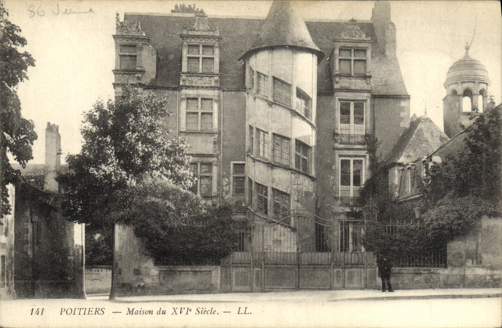 CPA Poitiers Maision du 16eme