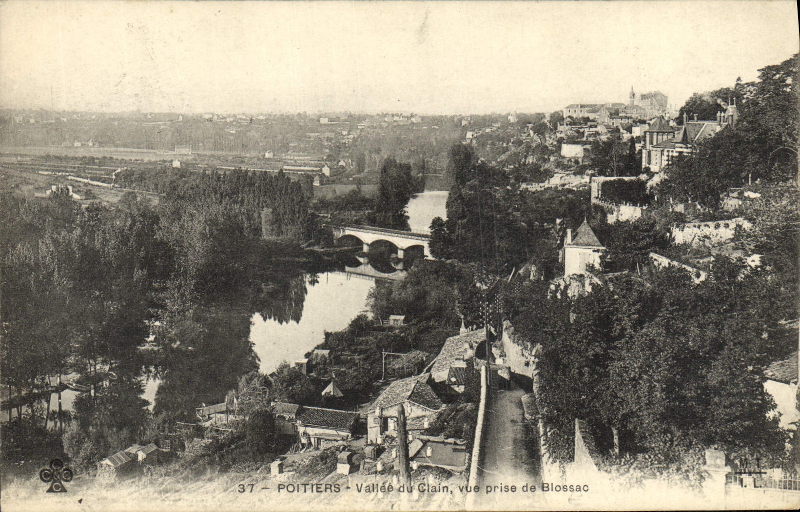 CPA Poitiers Vallee du Clain Vue Prise de Blossac