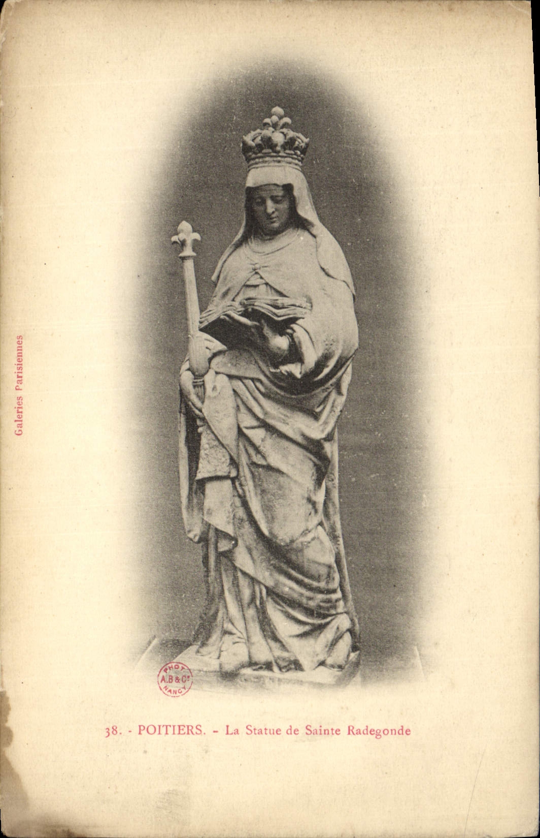 CPA Poitiers La Statue de Sainte Radegonde