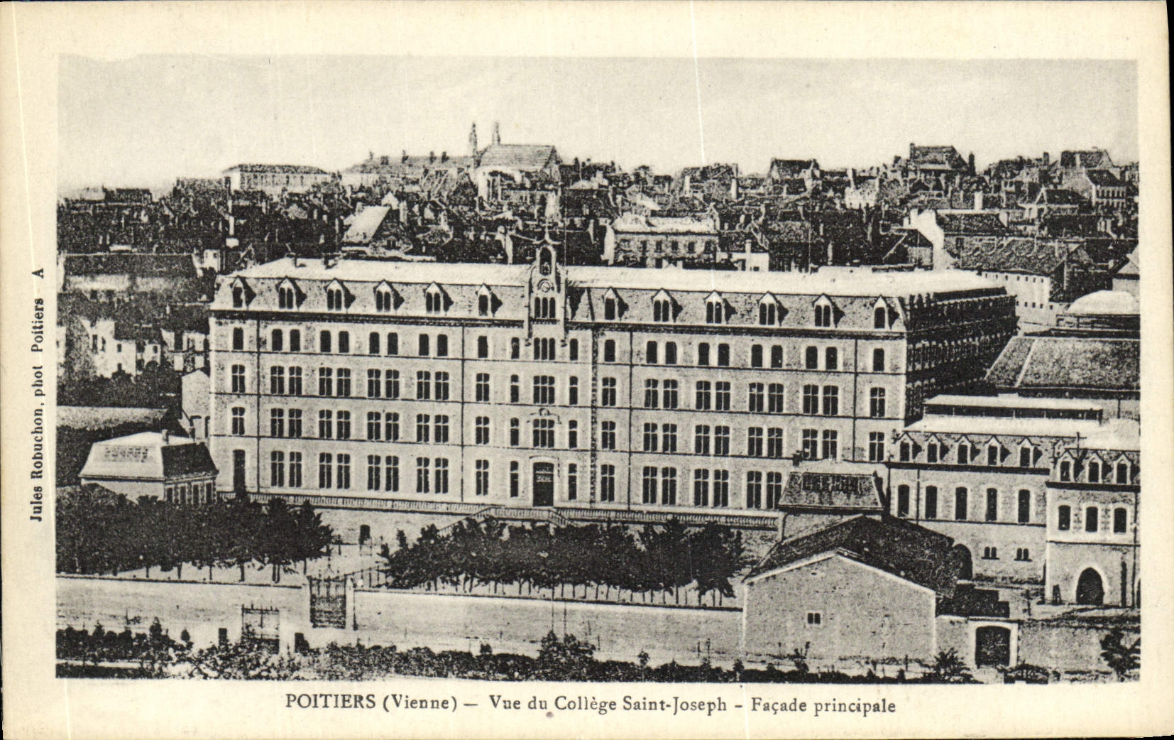 CPA Poitiers Vue du College Saint Joseph Facade principale