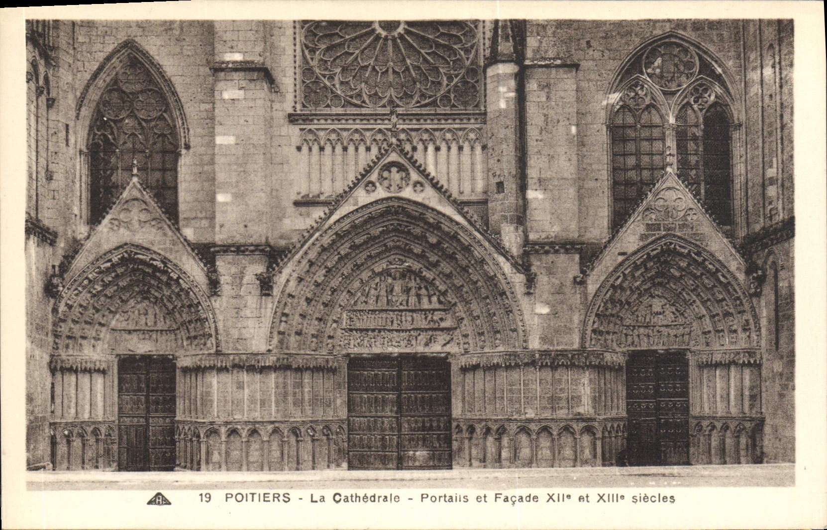 CPA Poitiers La Cathedrale Portails et Facade
