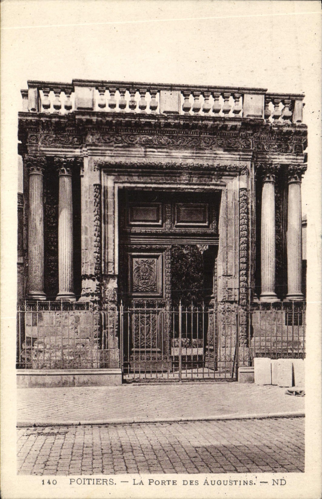 CPA Poitiers La Porte Des Augustins