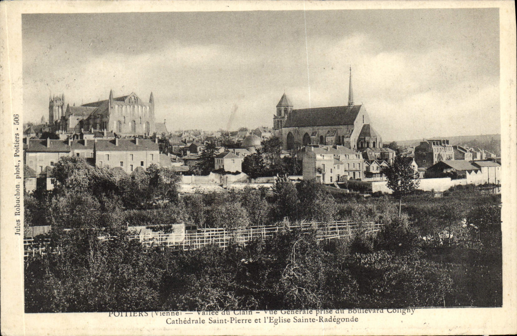 CPA Poitiers Vallee du Clain Vue generale prise du boulevard Congny Cathedrale Saint Pierre et l'eglise Sainte Radegonde