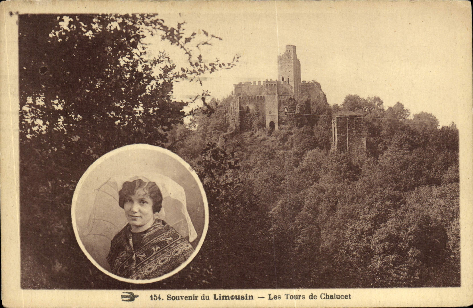 CPA Souvenir du Limousin Les Tours de Chalucet Coiffe Folklore
