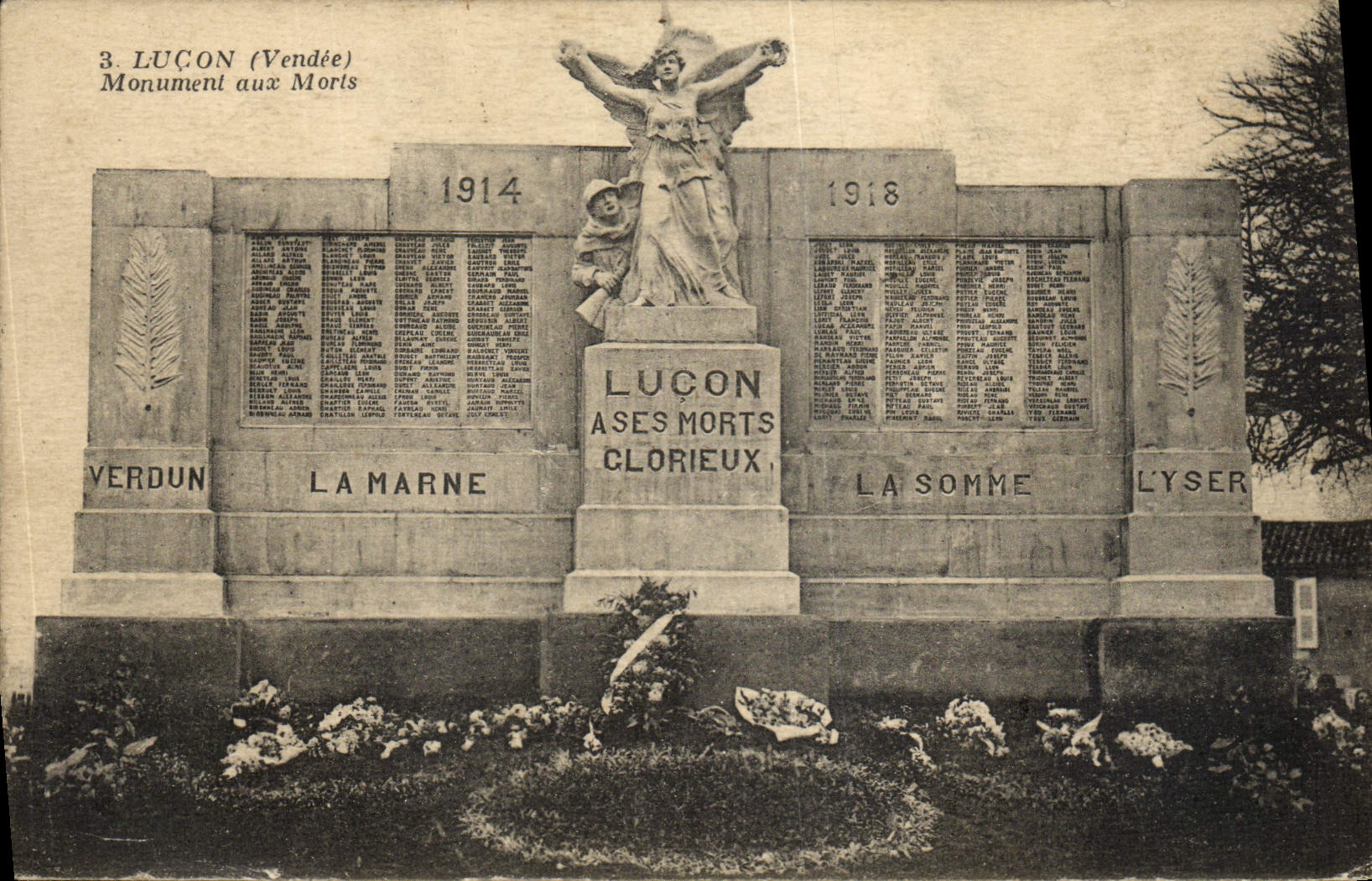 CPA Lucon Monument Aux Morts Militaria