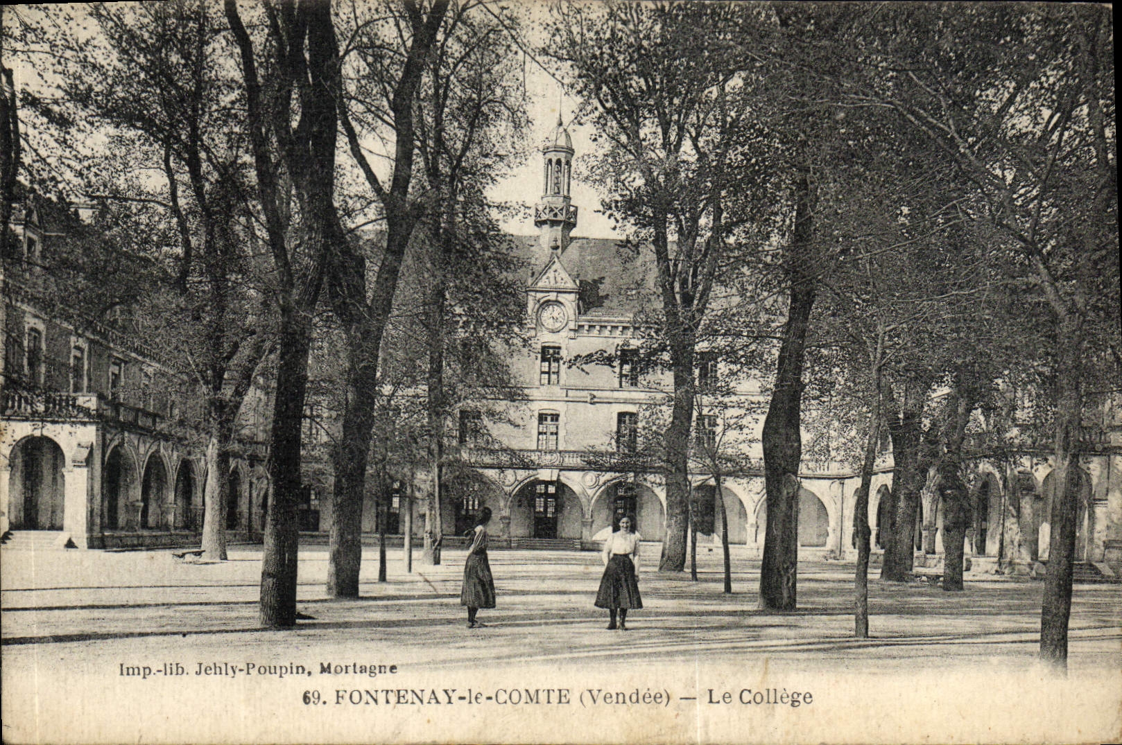 VINTAGE POSTCARD Fontenay the Count the College