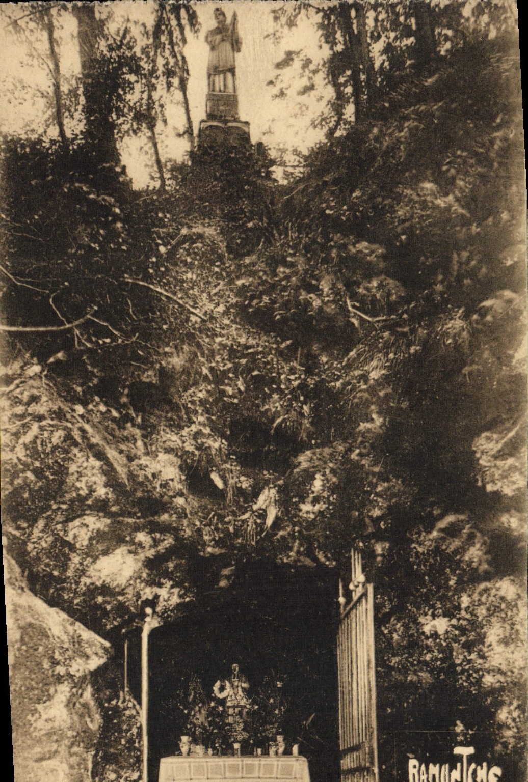 CPA Foret de Vouvant Mervent Grotte de Pere Montfort