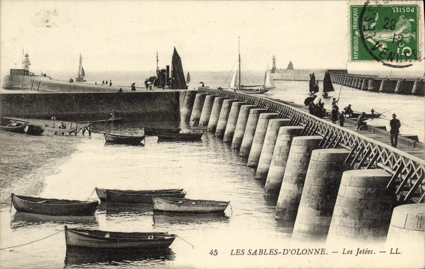 CPA Les Sables D'Olonne Les Jetees