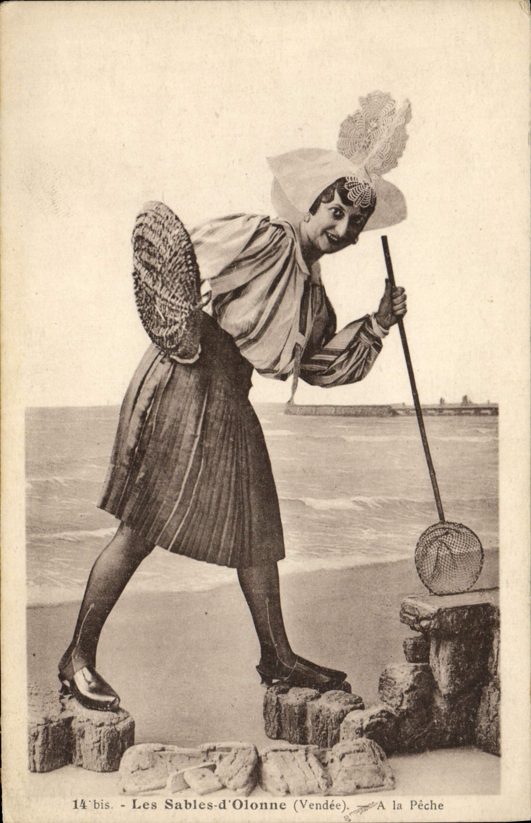 POSTAL de la VENDIMIA Sables d'Olonne con el traje del folklore del pecado