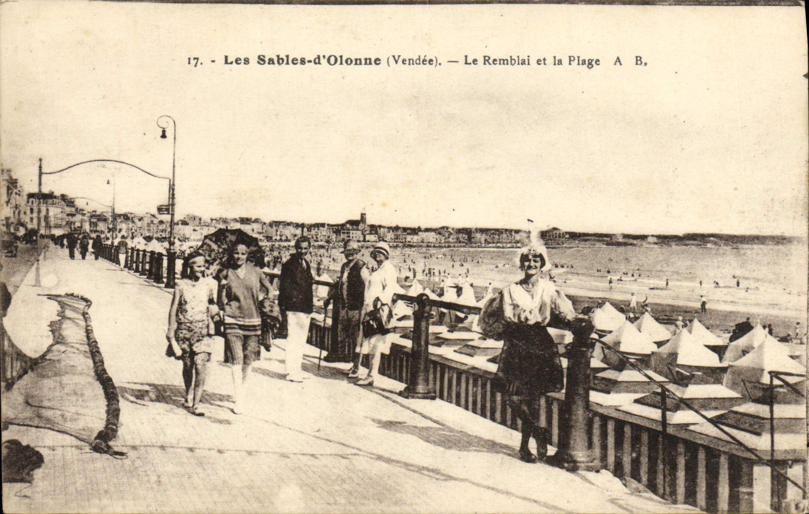 CPA Les Sables D'Olonne Le Remblai et la Plage