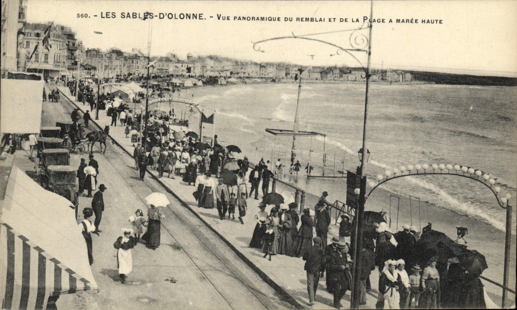 La opinión panorámica de la POSTAL de la VENDIMIA Sables d'Olonne del terraplén y marea de la playa de la alta tiene