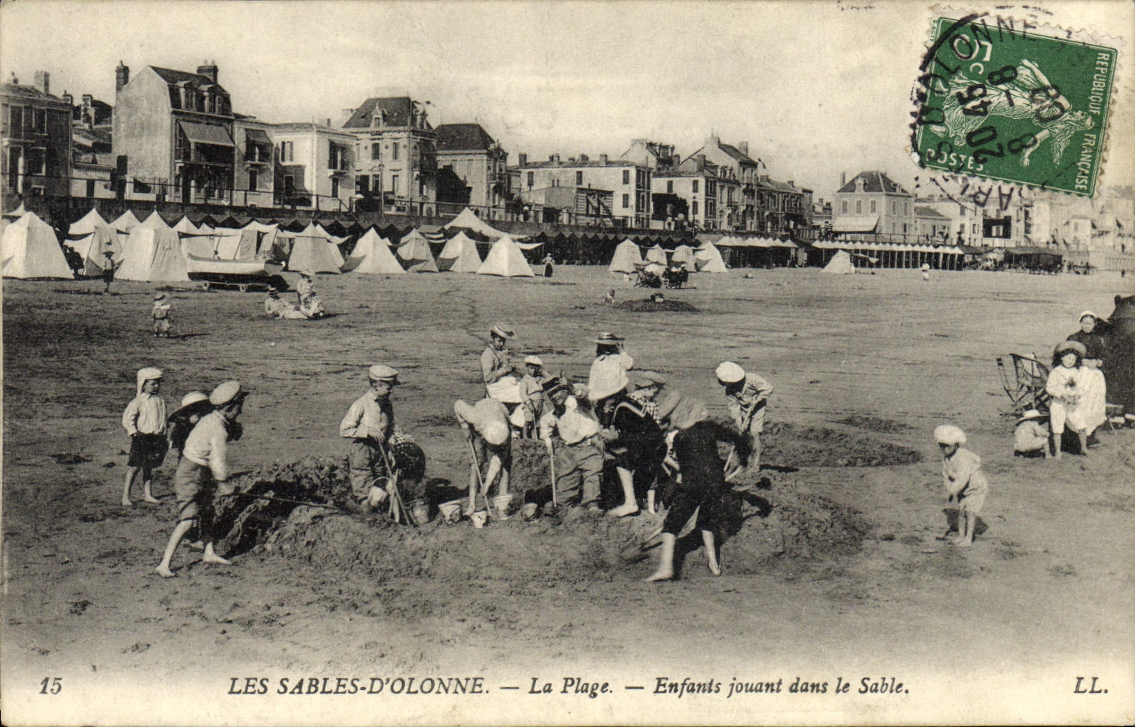 POSTAL de la VENDIMIA Sables d'Olonne los niños de la playa que juegan en niños de la arena