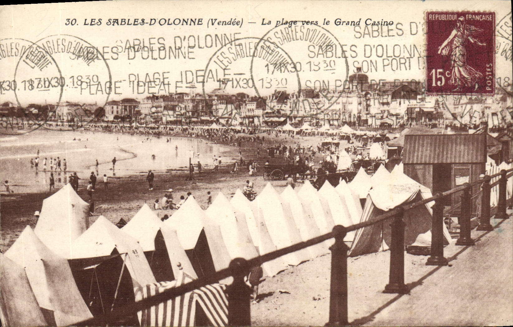 CPA Les Sables D'Olonne La Plage Vers le Grand Casino