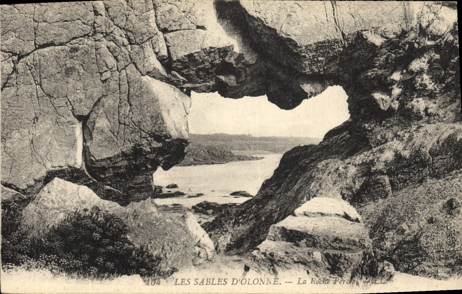 POSTAL de la VENDIMIA Sables d'Olonne la roca agujereada