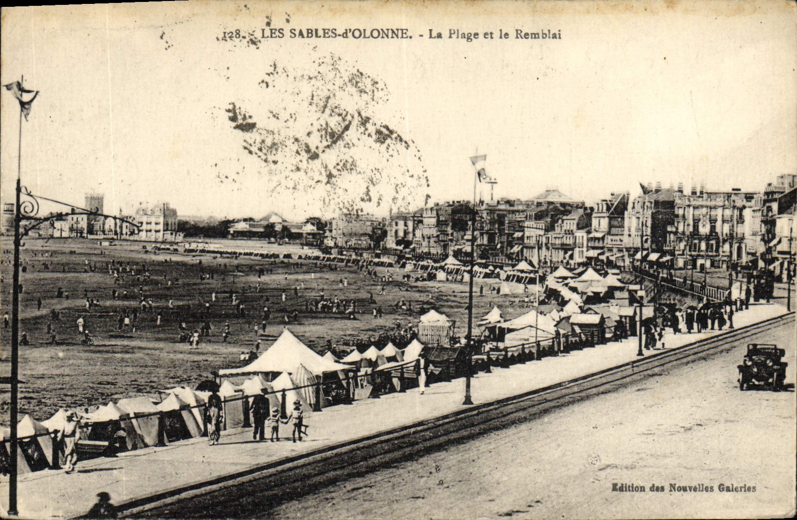 CPA Les Sables D'Olonne La Plage et la Remblai