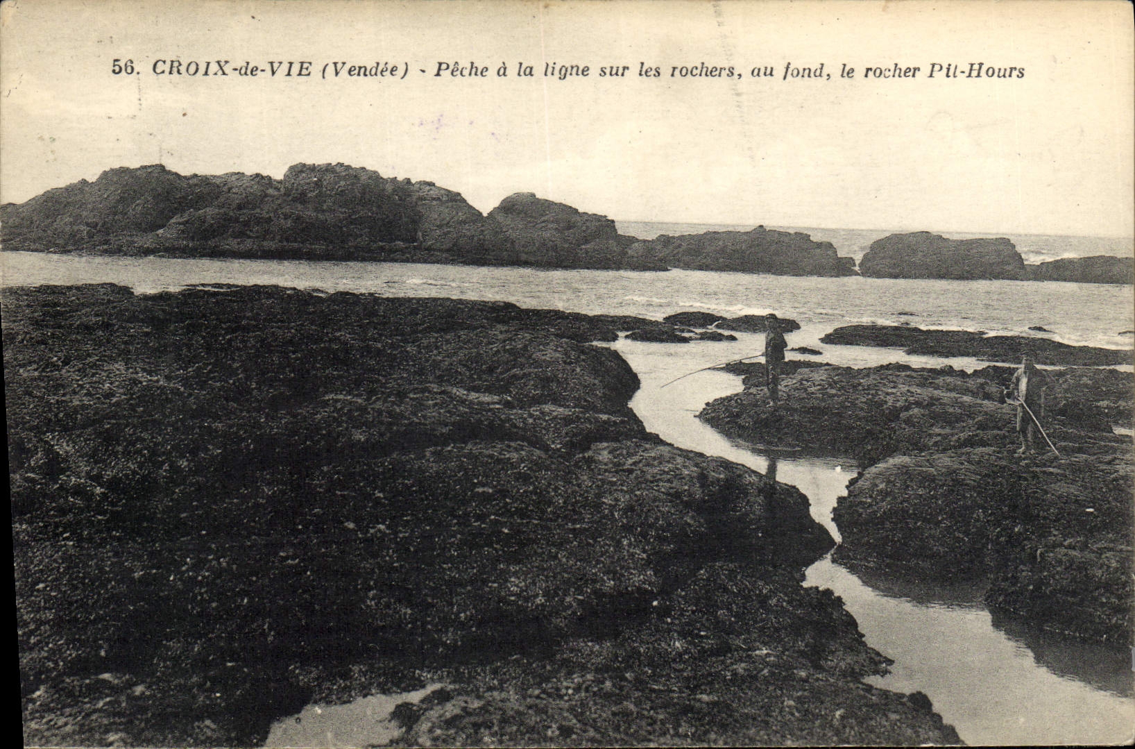 CPA Saint Croix de Vie peche a la ligne sur les rochers au fond le rocher Ptit Hours