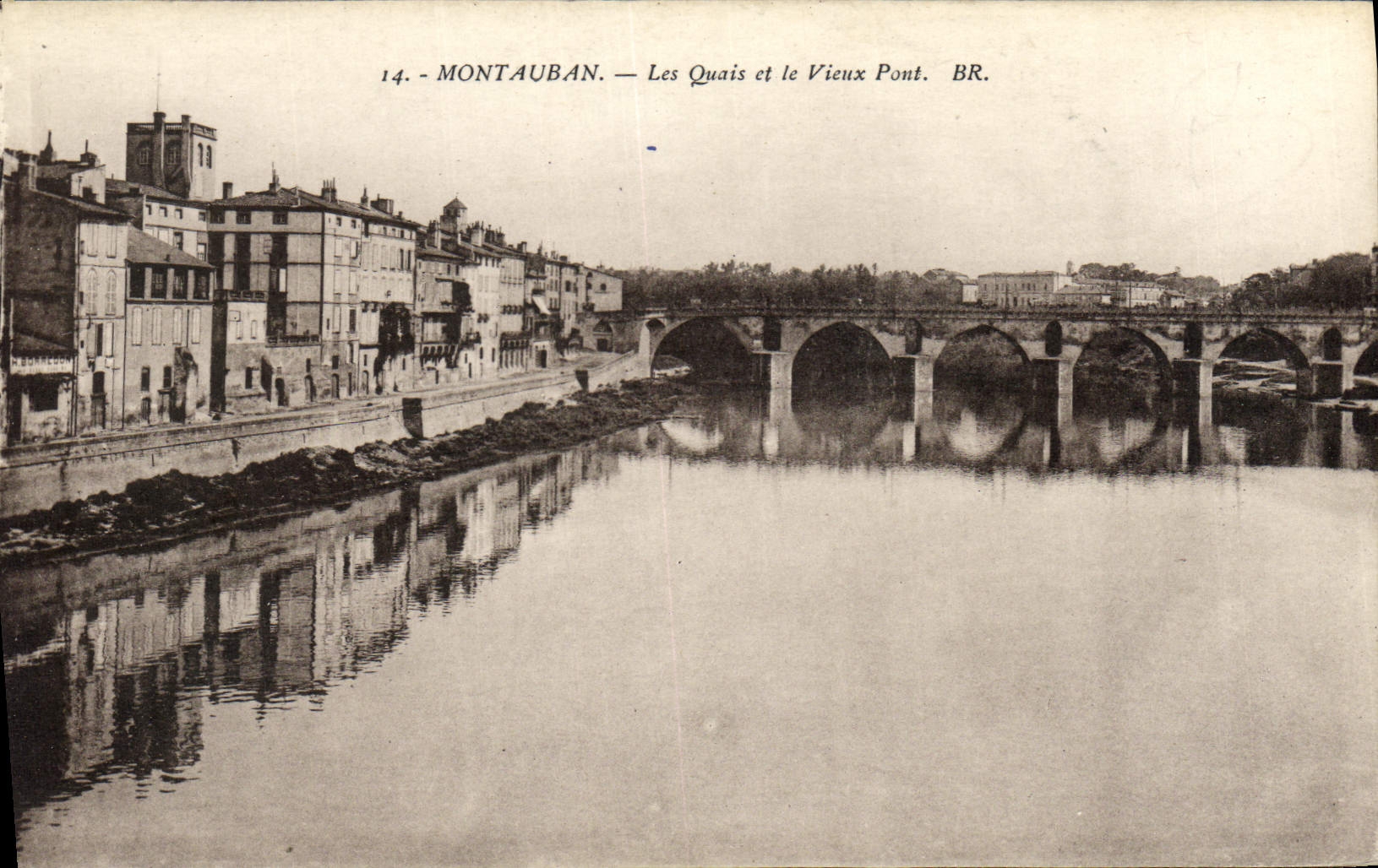VINTAGE POSTCARD Montauban Quays and the Old Bridge