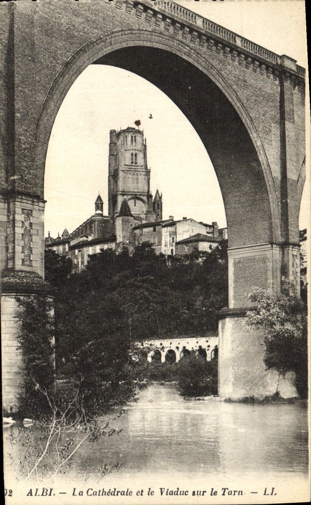 POSTAL Albi de la VENDIMIA la catedral y el viaducto en el Tarn