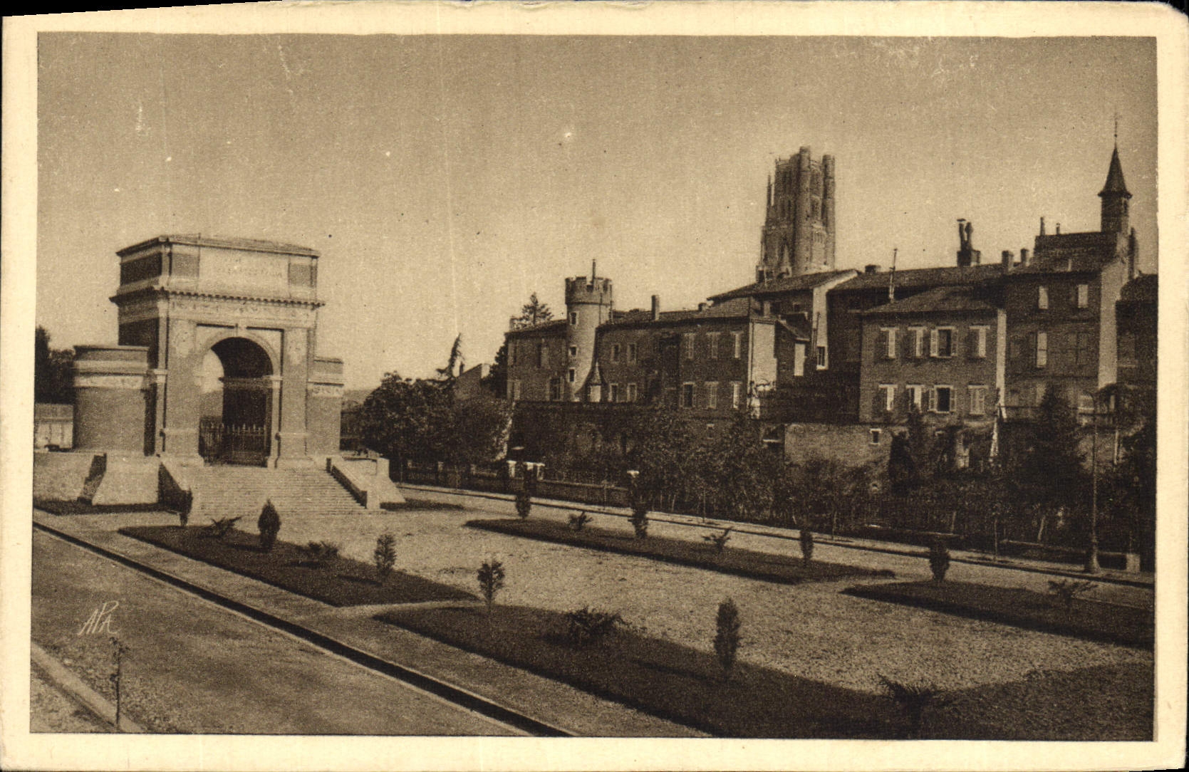 Bulevar general Sibile de Albi de la POSTAL de la VENDIMIA y el monumento de la guerra