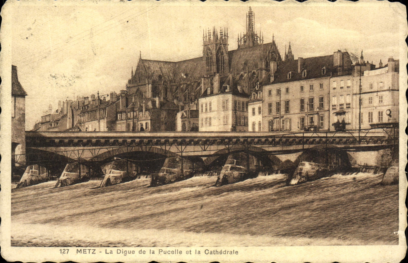CPA Metz La Digue de la Pucelle et la Cathedrale