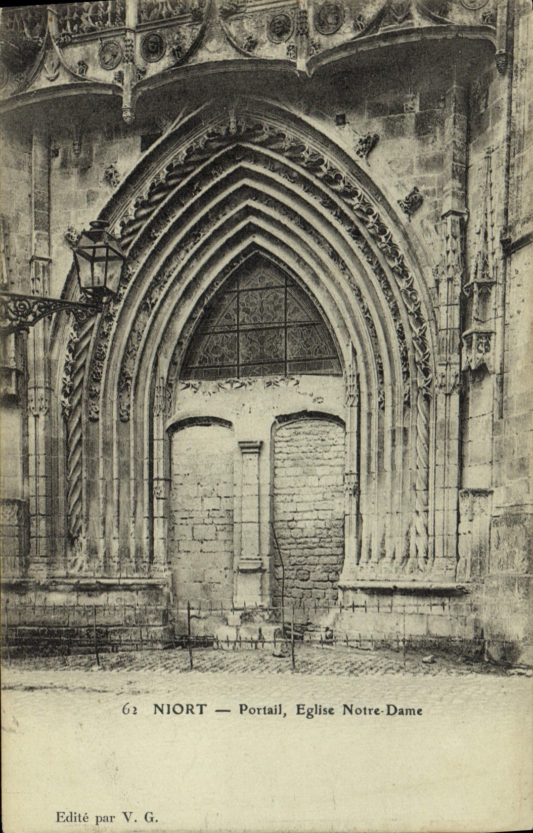 VINTAGE POSTCARD Niort Gate Notre Dame Church