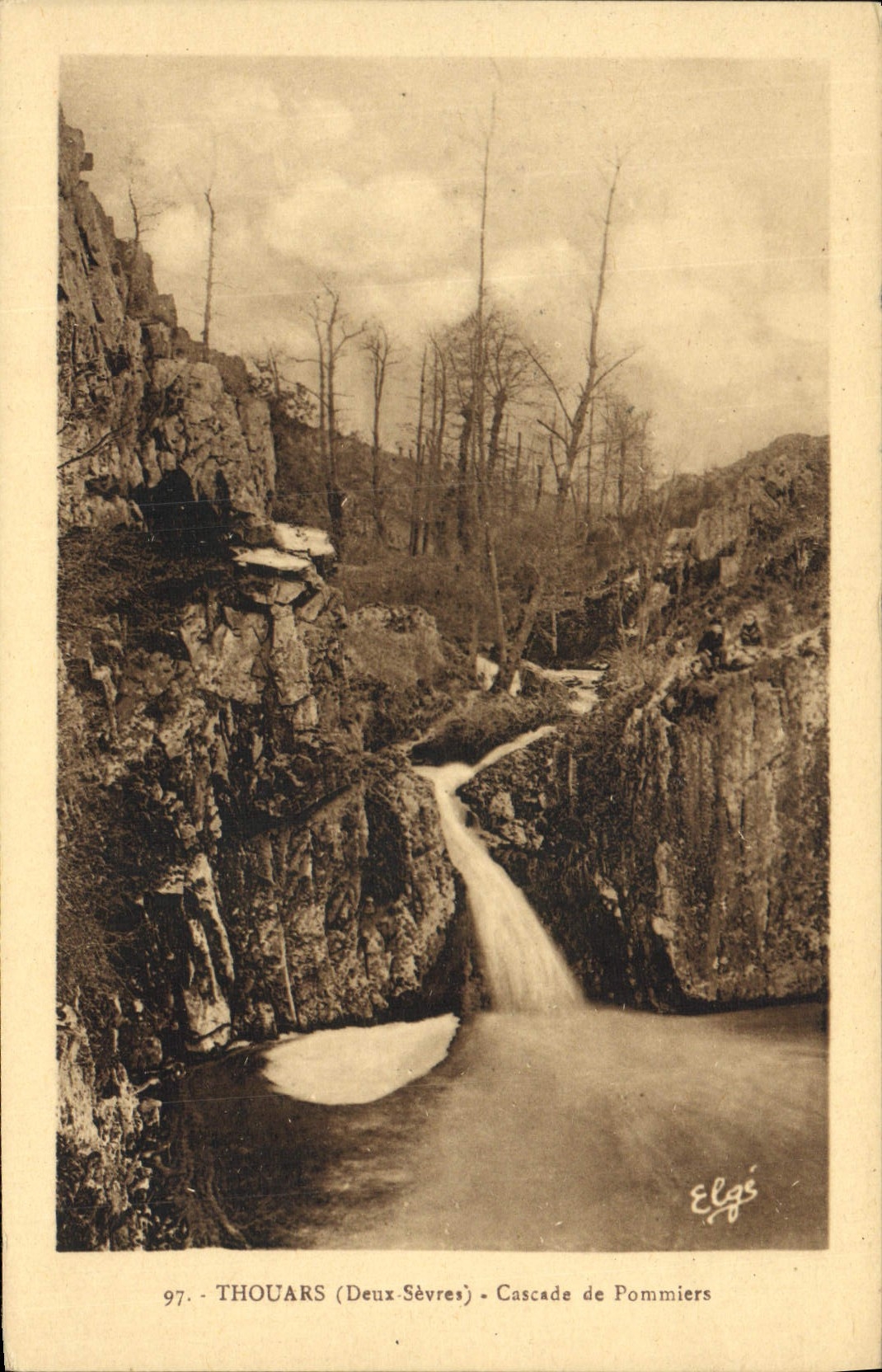 CPA Thouars Cascade De Pommiers