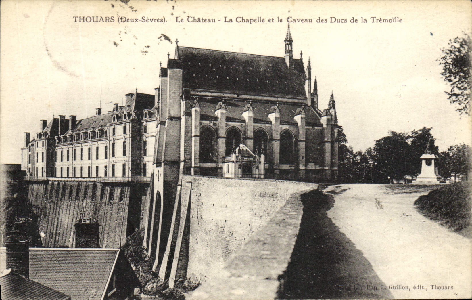 CPA Thouars Le Chateau La Chapelle Et Le Caveau Des Ducs De La Tremoille