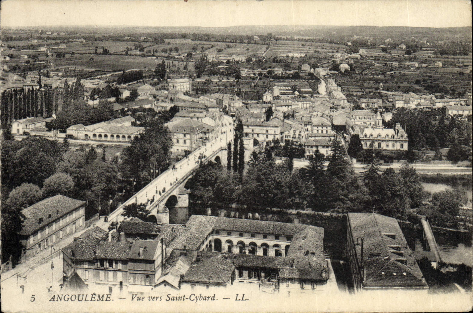 CPA Angouleme Vue Vers Saint Cybard