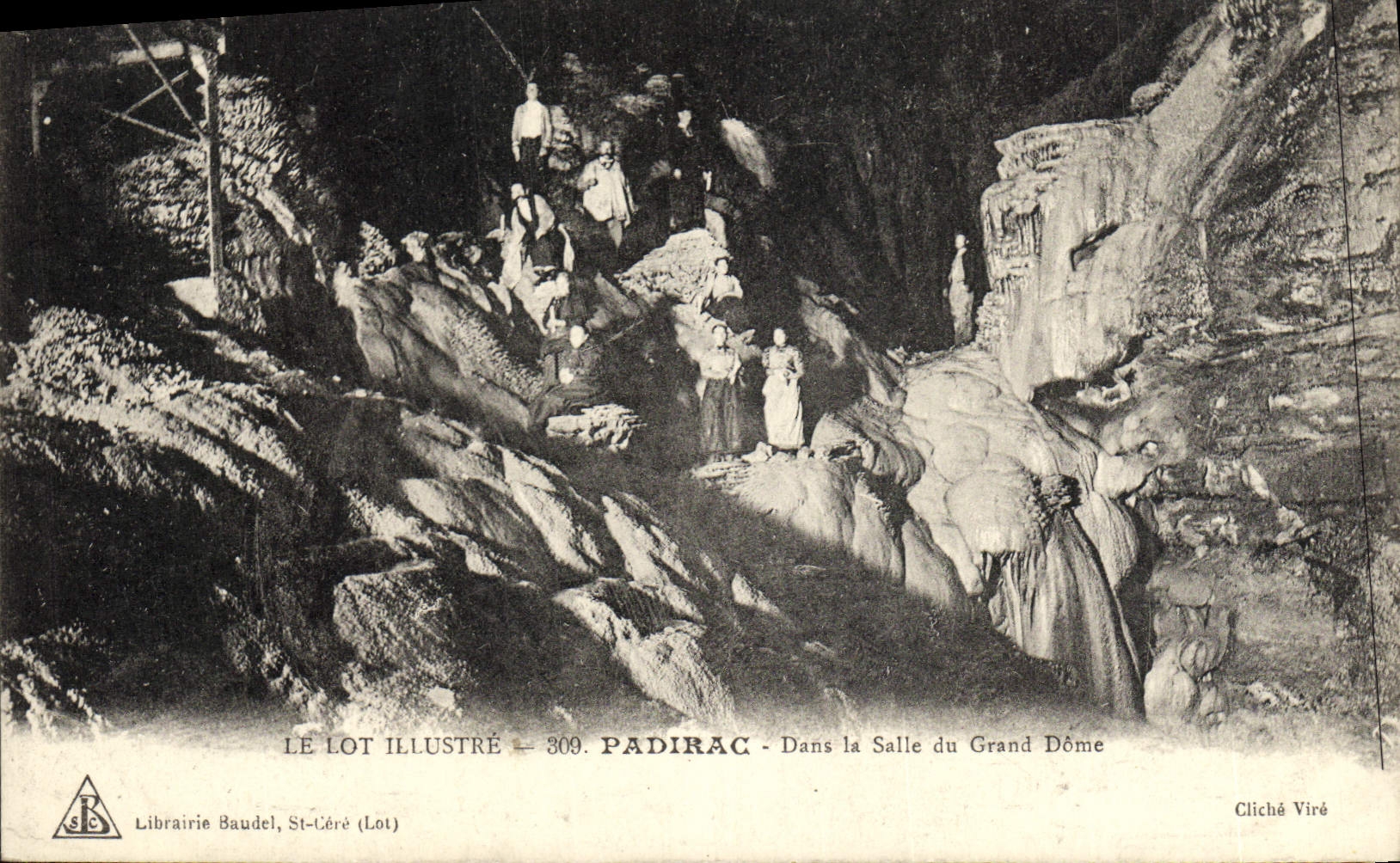 CPA Le Lot Illustere Padirac Dans La Salle Du Grand Dome