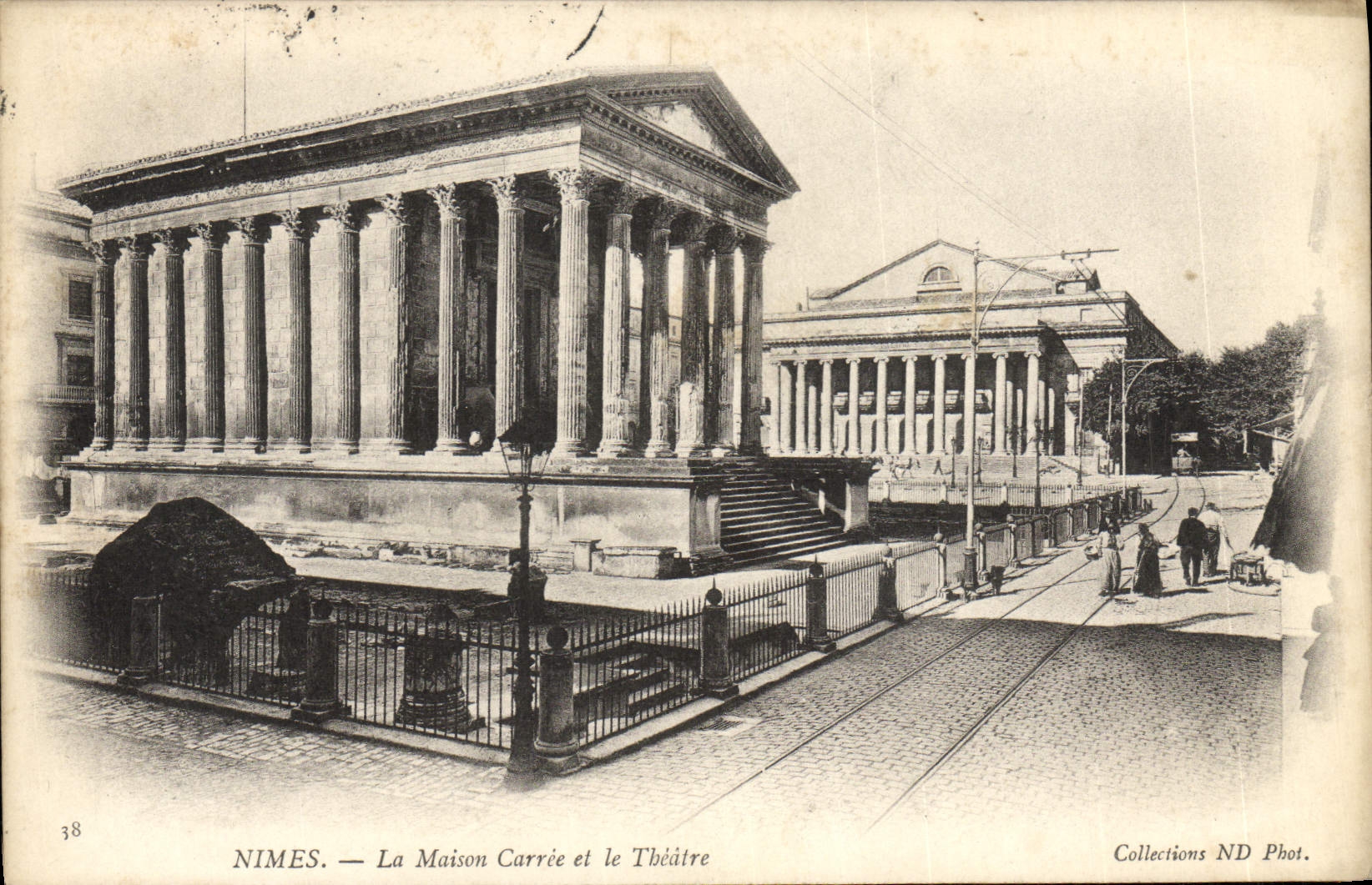 CPA Nimes La Maison Carree Et Le Theatre
