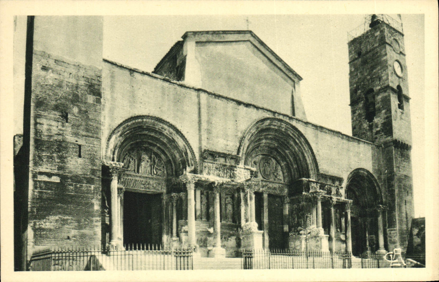 POSTAL de la VENDIMIA alrededor de Nimes santa Gil la catedral