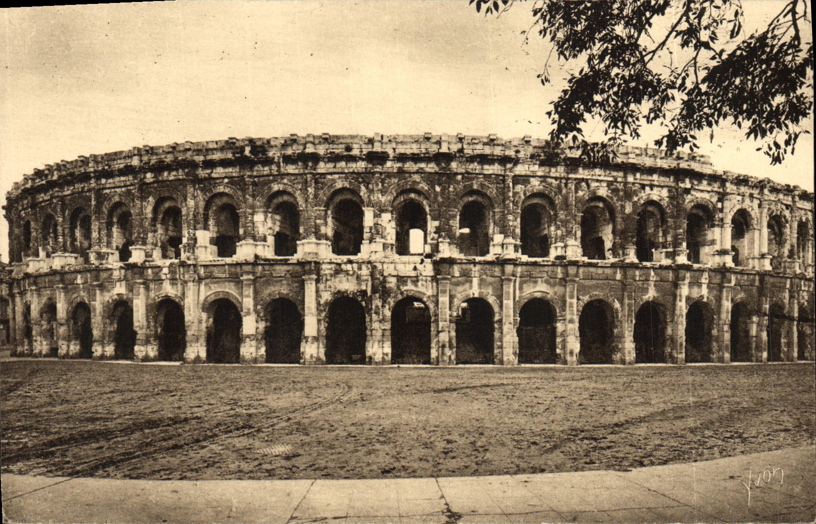 CPA La Douce France Nimes Les Arenes