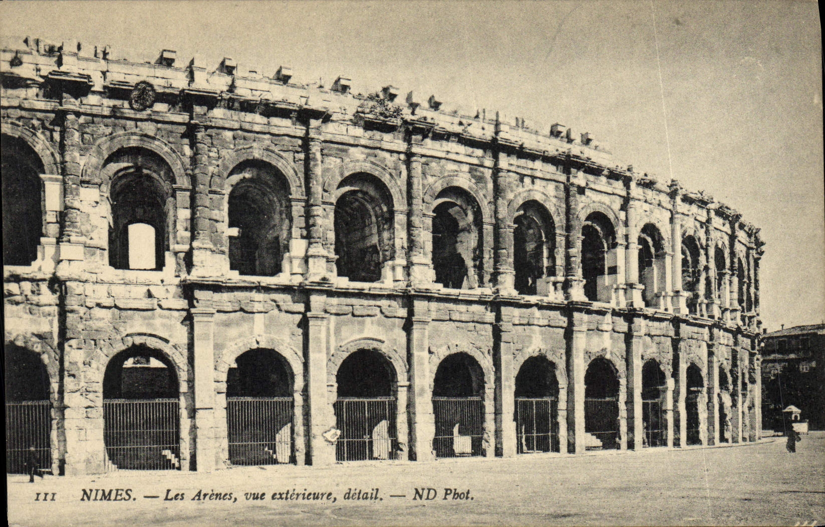 CPA Nimes Les Arenes Vue Exterieure Detail