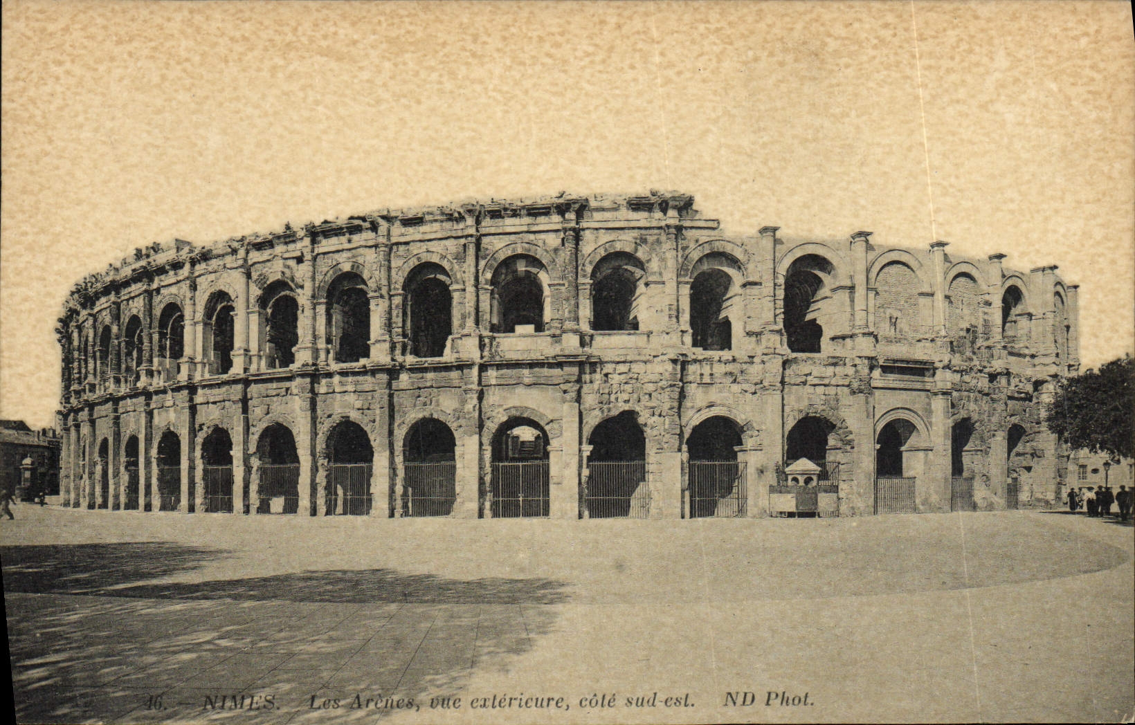 CPA Nimes Les Arenes Vue Exterieure