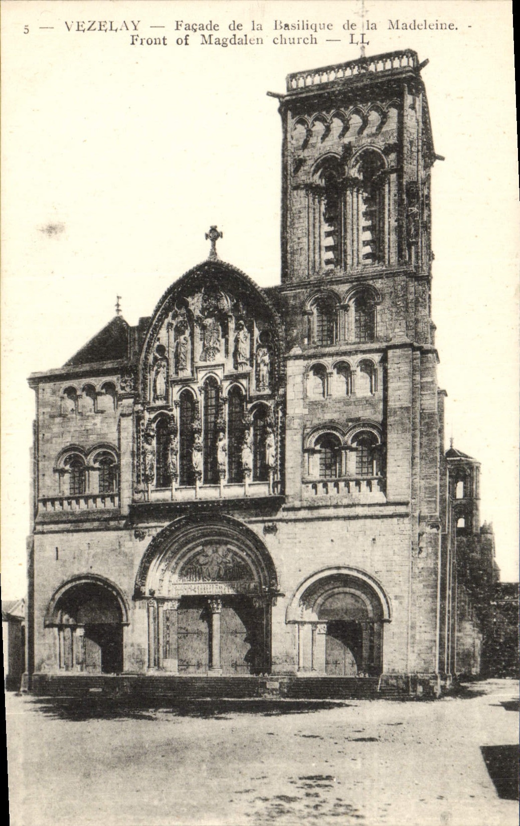 CPA Vezelay Facade De La Basilique De La Madeleine