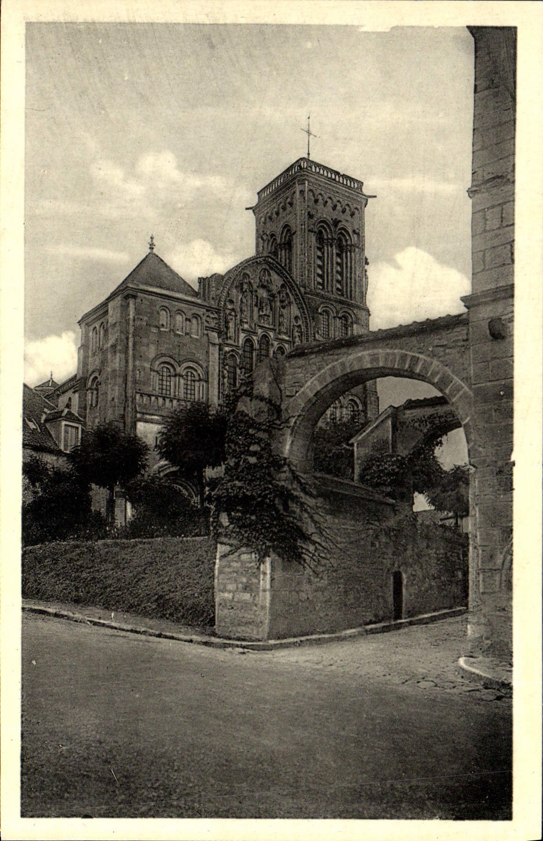 VINTAGE POSTCARD Vezelay Basilica Of the Madeleine Street Of Nisulines And the Basilica