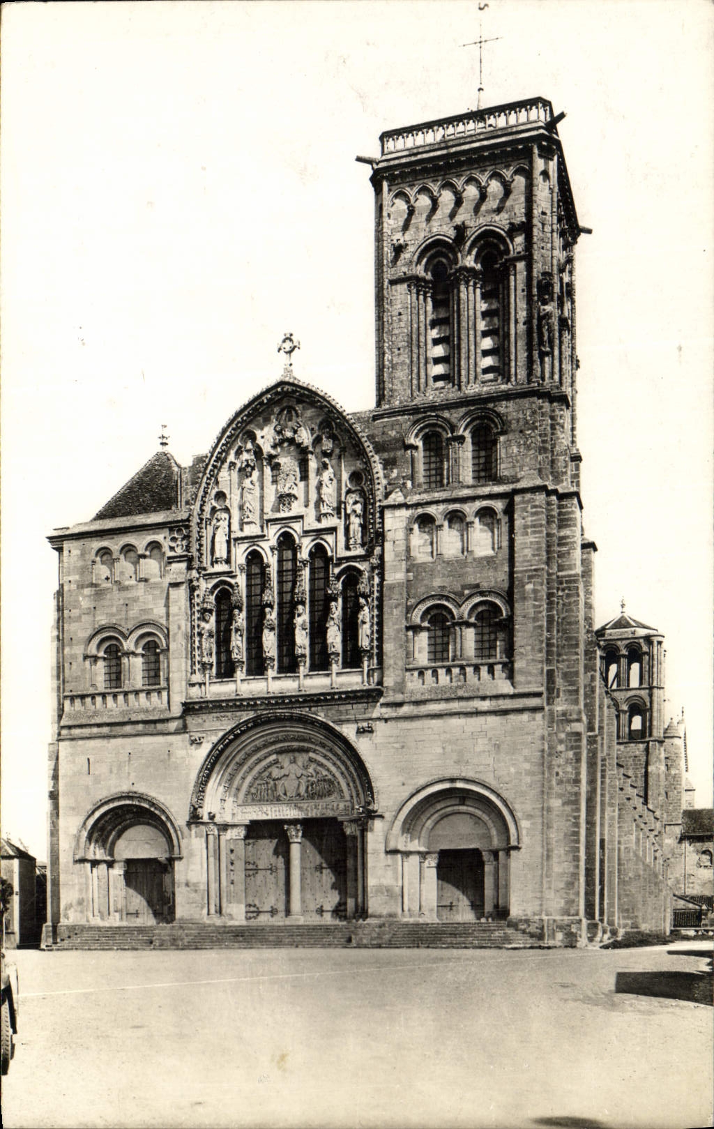CPA Vezelay Basilique De La Madeleine