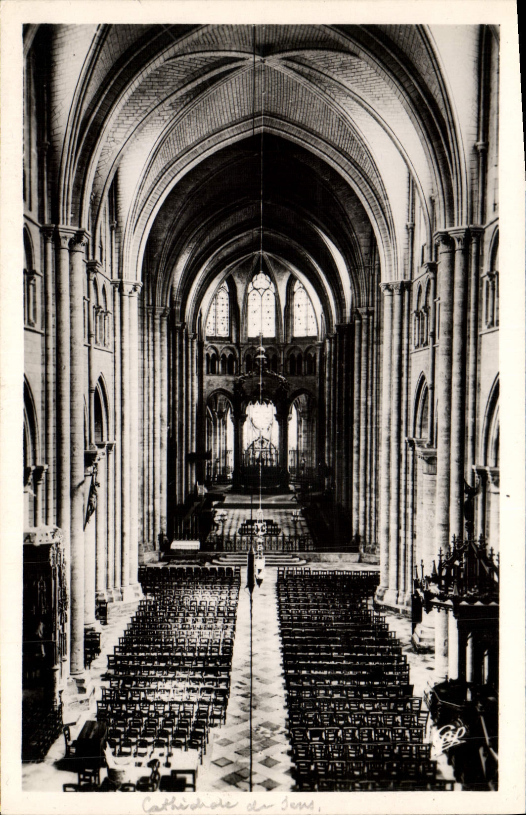 CPA Sens La Cathedrale La Grande Nef