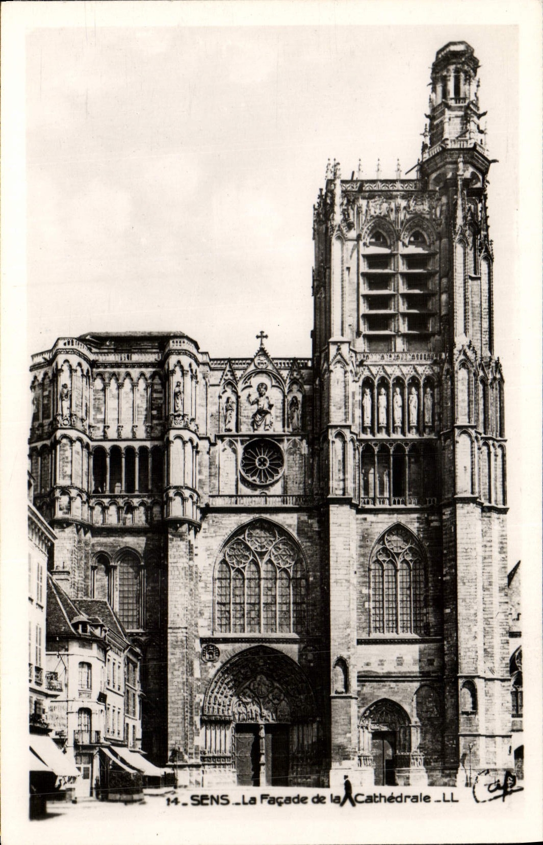 CPA Sens La Facade De La Cathedrale