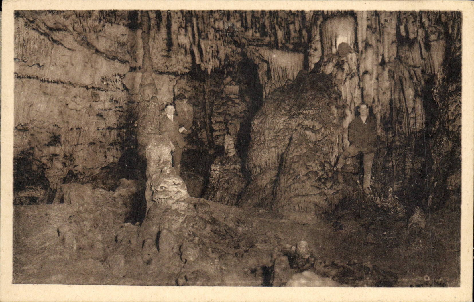 CPA Grottes D'Arcy Sur Cure La Salon Gothique