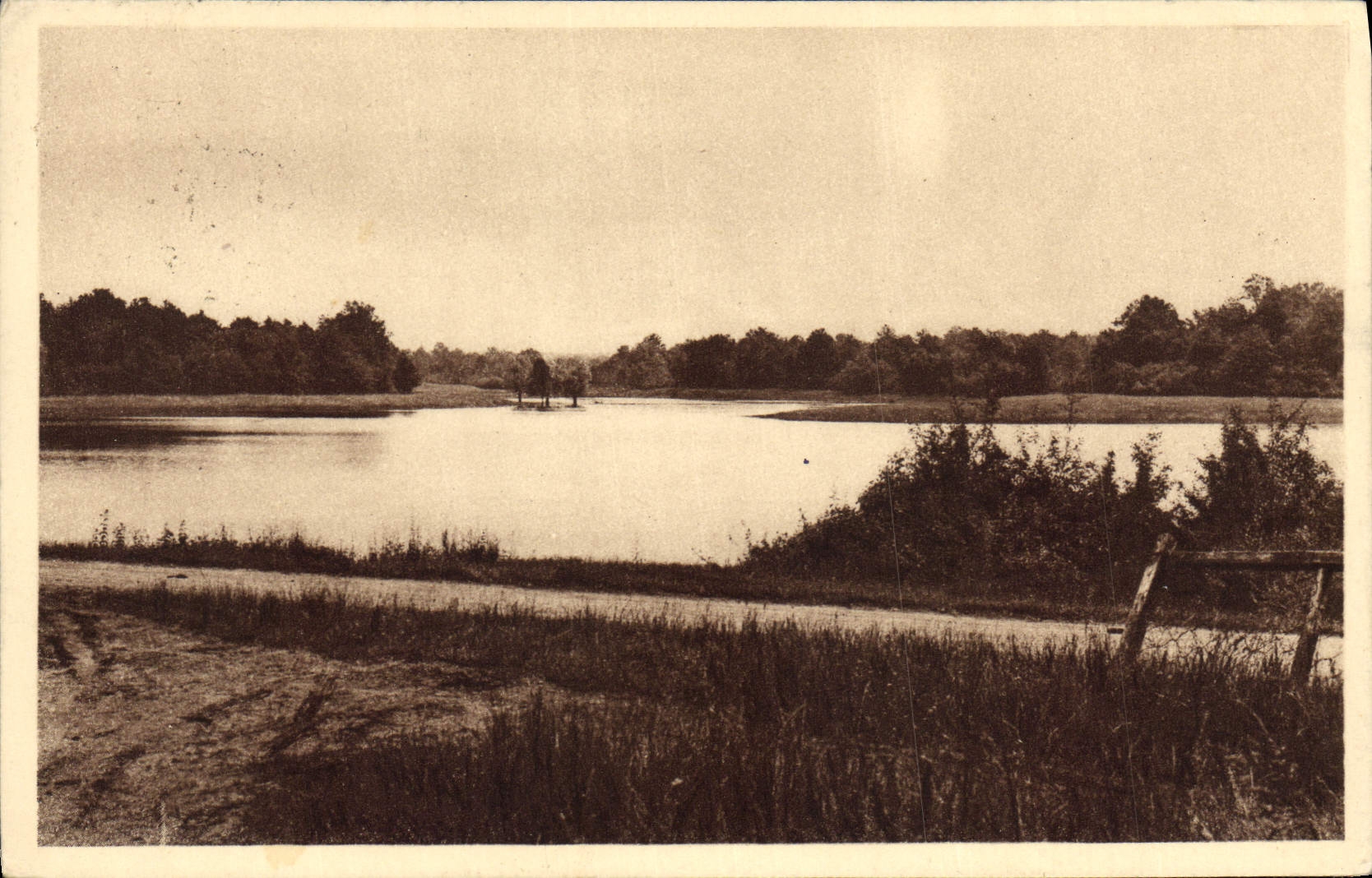 CPA Saint Honore Les Bains Le Lac Artificiel A L'Entree Du Golf