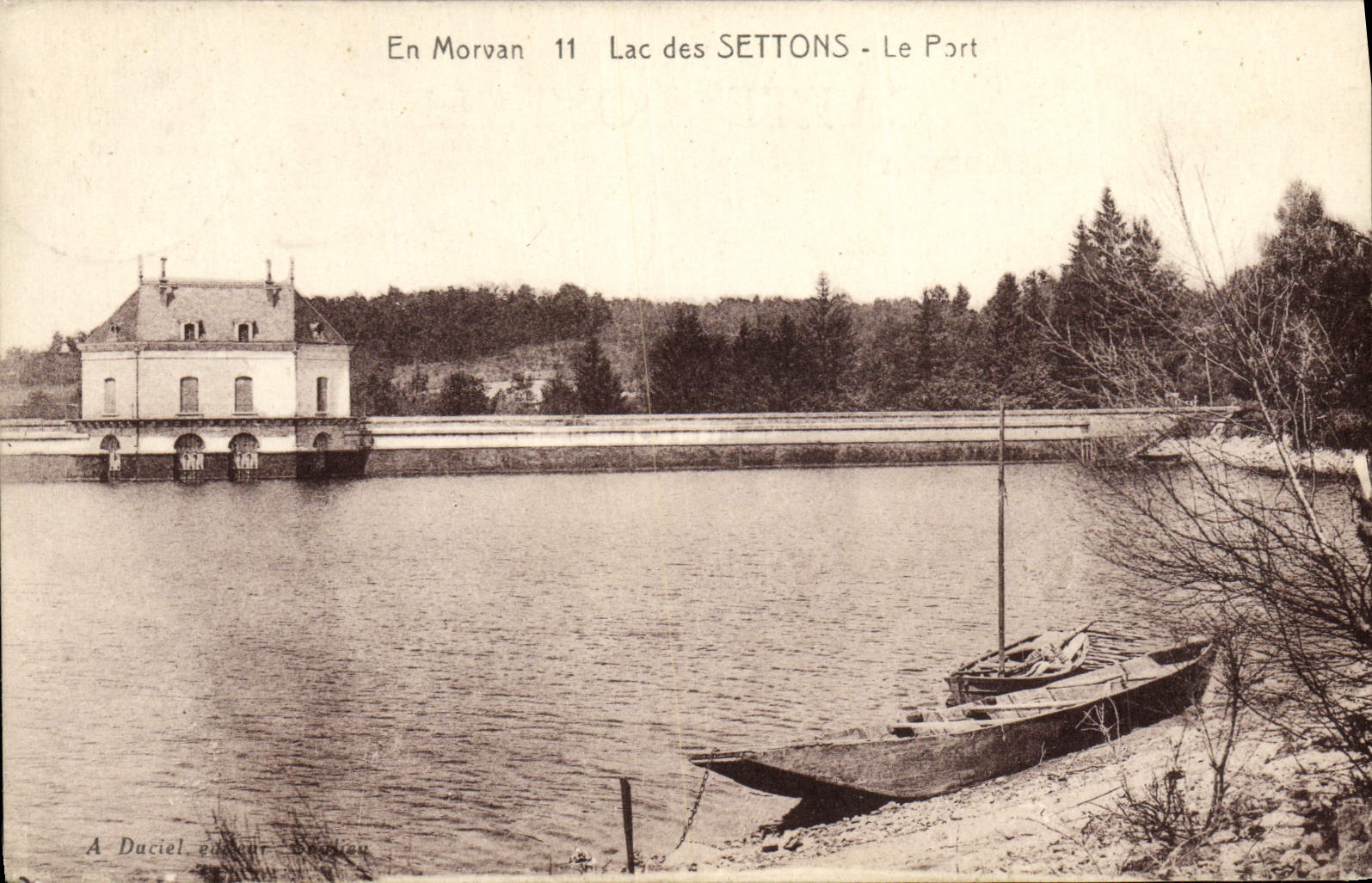POSTAL de la VENDIMIA en el lago Morvan de Settons el puerto