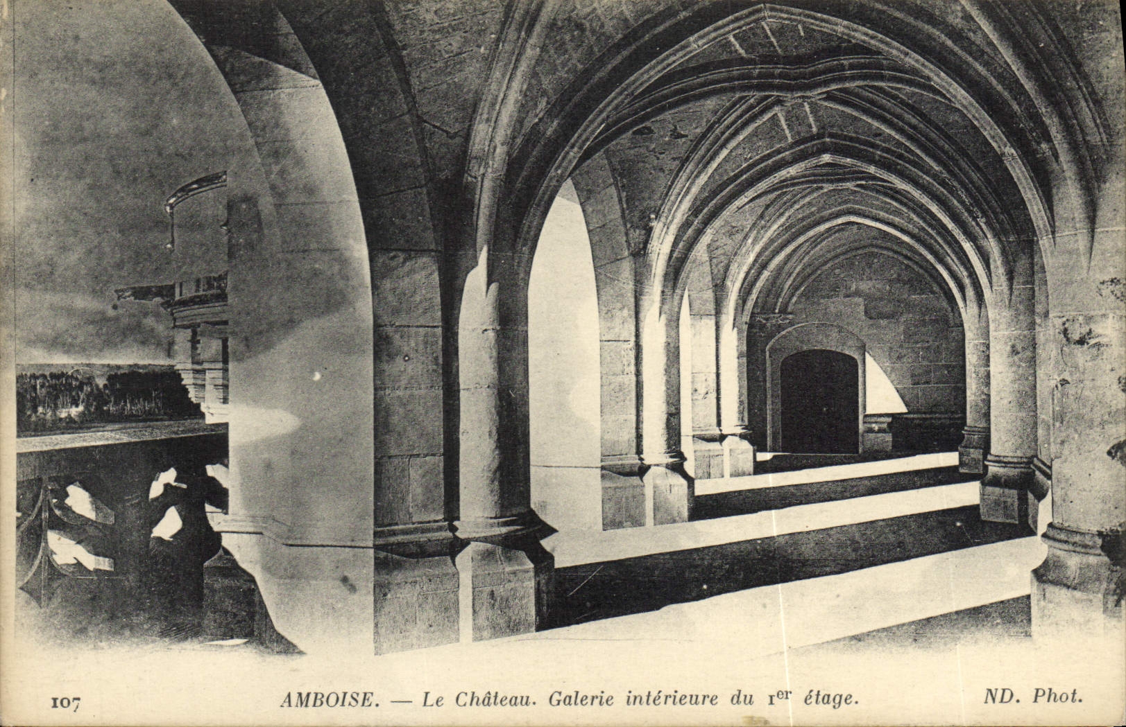 POSTAL Amboise de la VENDIMIA la galería interior del castillo de la 1ra etapa