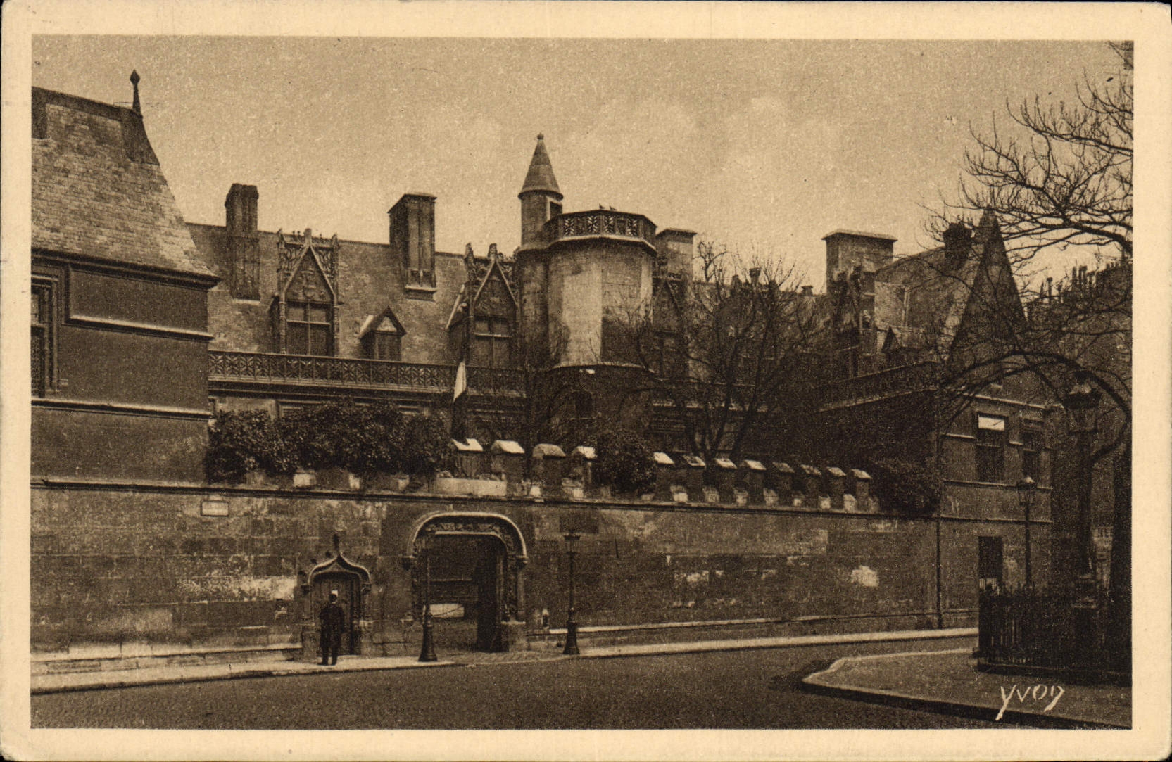VINTAGE POSTCARD Paris While Strolling the Museum Of Cluny